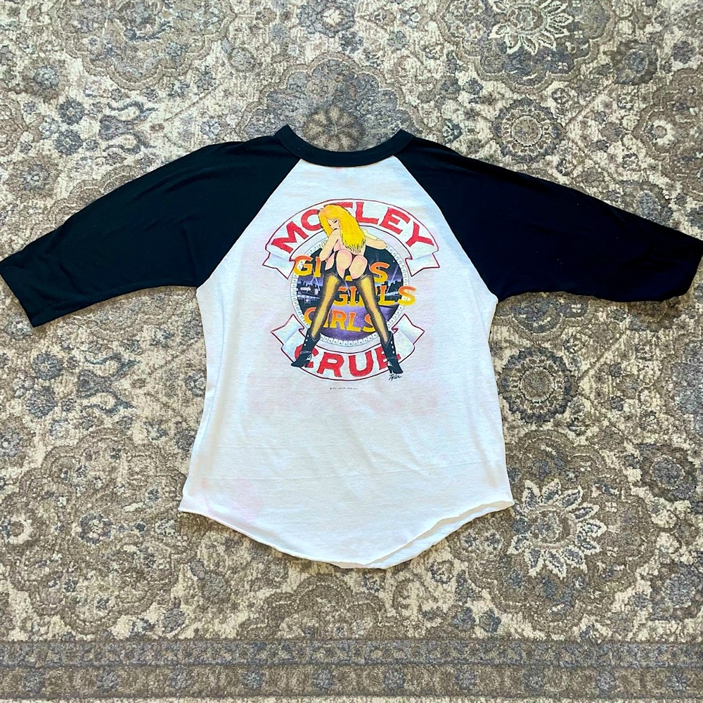 RARE vintage MONTLEY CRUE 1987 tour baseball style tee (mint condition)! Size XL